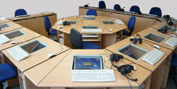 Multimedialabor mit Tischen in U-Form und Inseltisch